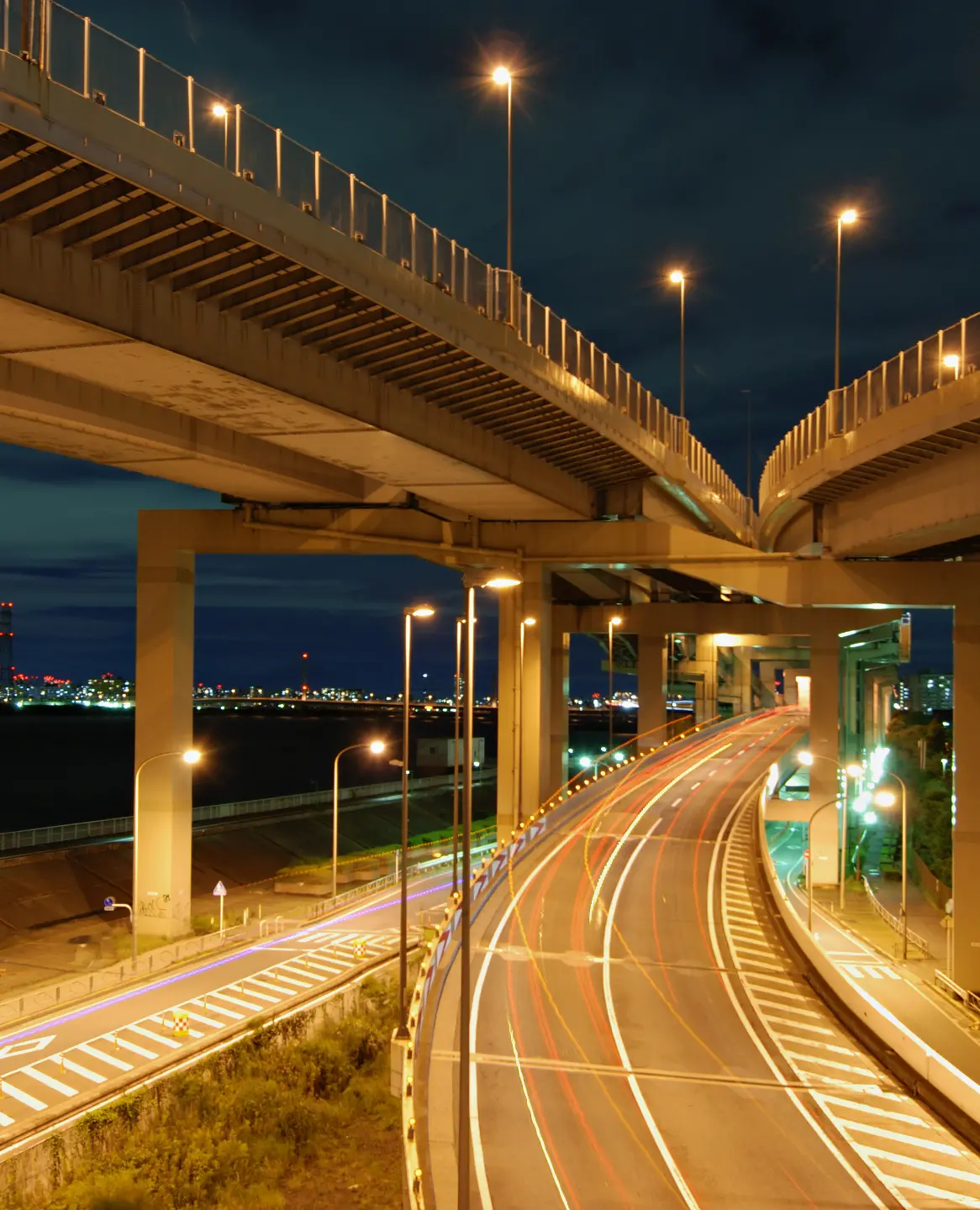 夜間の高速道路の画像