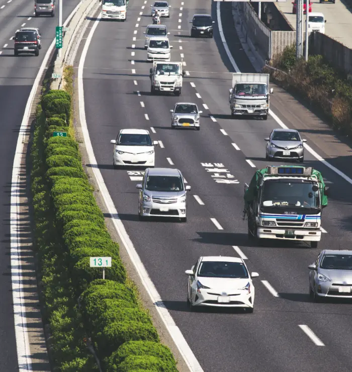 高速道路を走るたくさんの自動車の画像